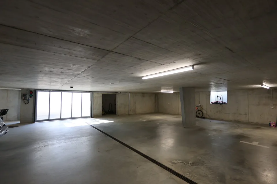 Grosszügiger  Einstellhallenplatz in moderner Einstellhalle