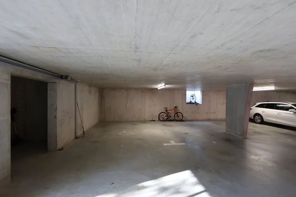Grosszügiger  Einstellhallenplatz in moderner Einstellhalle