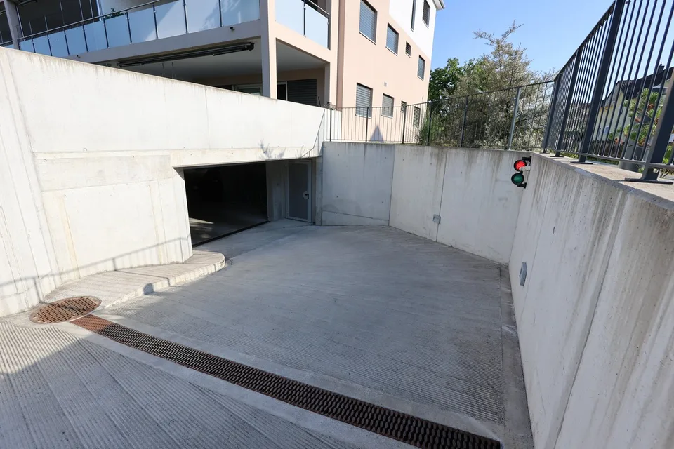 Grosszügiger  Einstellhallenplatz in moderner Einstellhalle