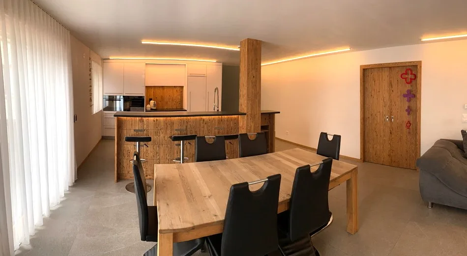 Exklusive 5.5-Zimmer-Wohnung in Sent. Wohnen mit Bergpanorama.