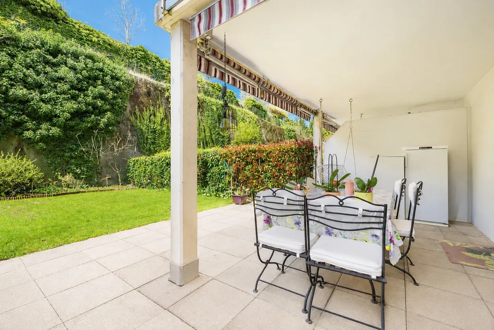 Appartamento traversante di 4.5 locali con giardino