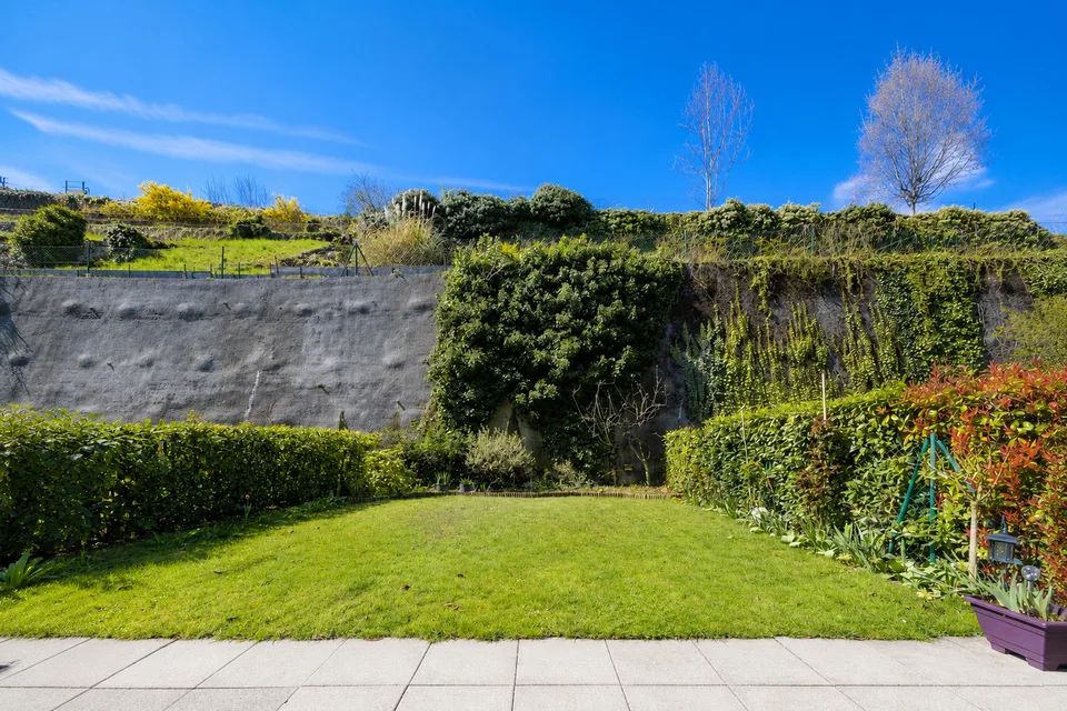 Appartamento traversante di 4.5 locali con giardino