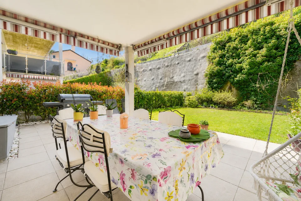 Appartamento traversante di 4.5 locali con giardino
