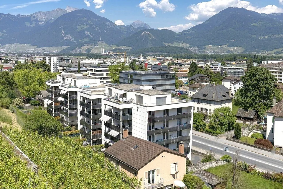 Appartamento traversante di 4.5 locali con giardino