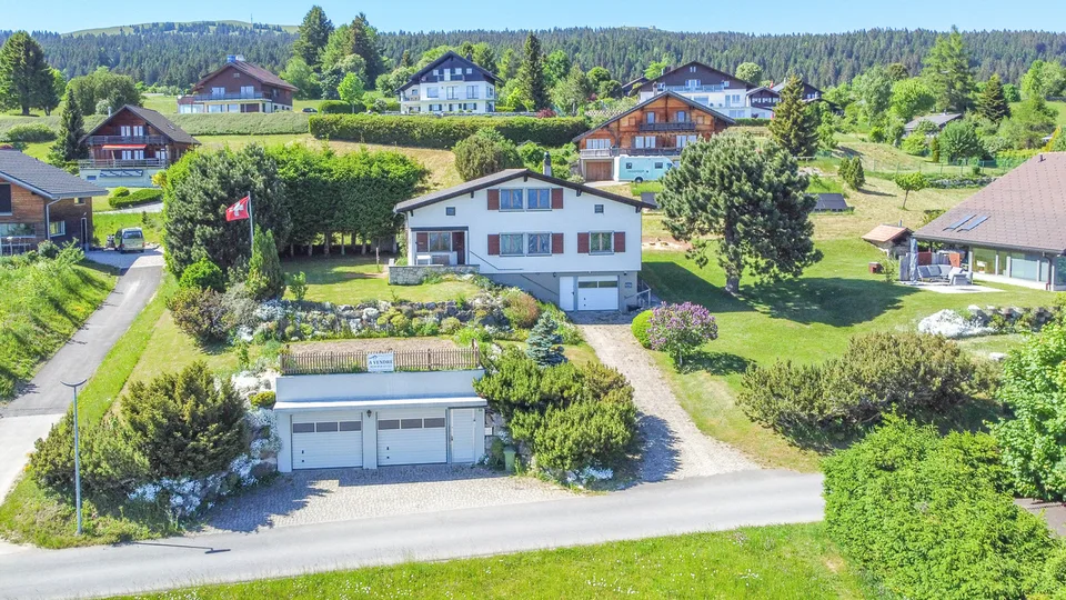 Chalet de 4.5 pièces avec tunnel d'accès menant aux 3 garages