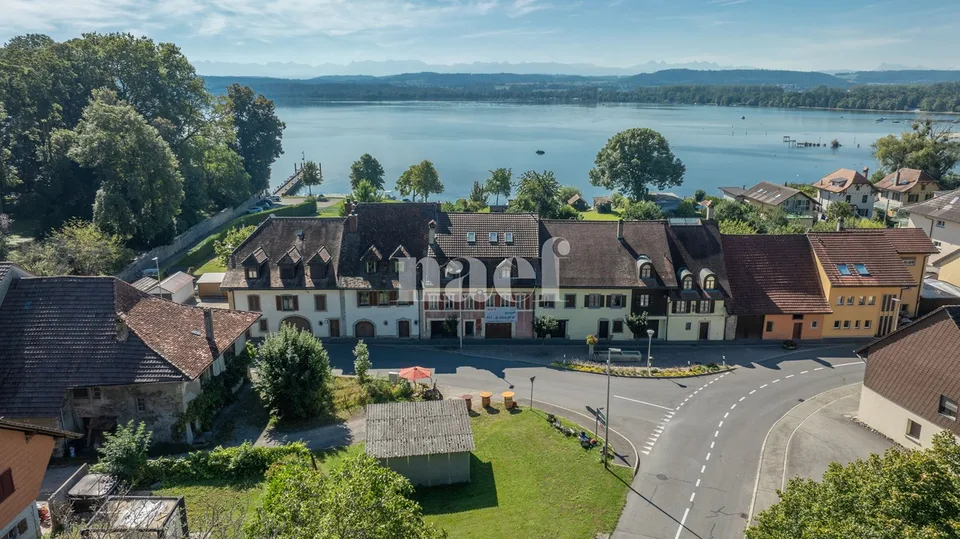 Meravigliosa casa padronale sul lago di Morat in vendita a Vallamand