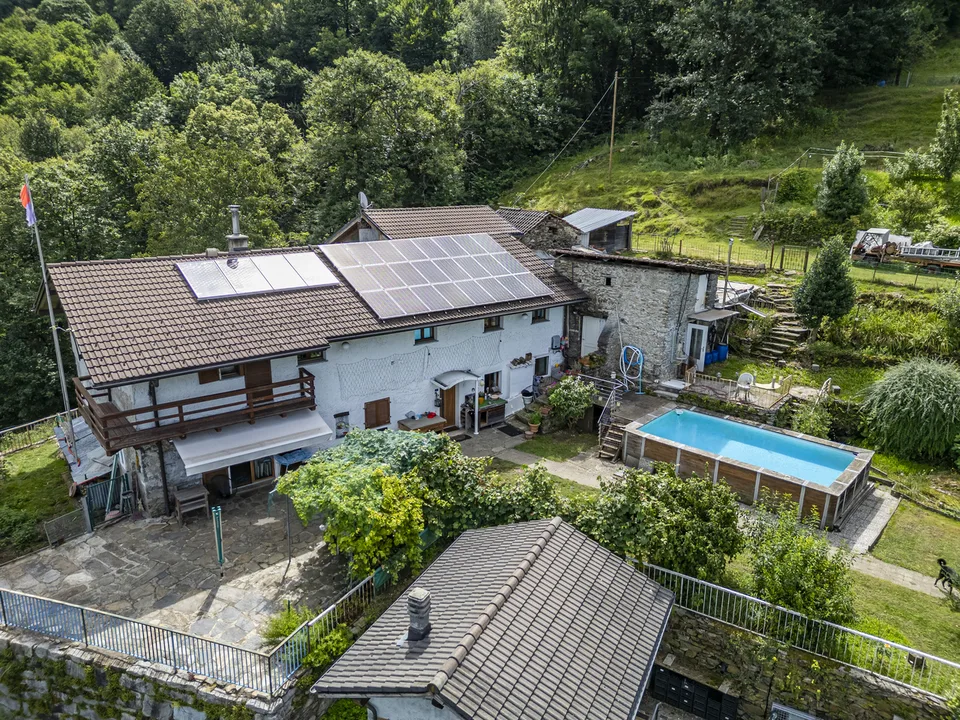 Casa ticinese con 20'000 m di terreno, piscina e rustico