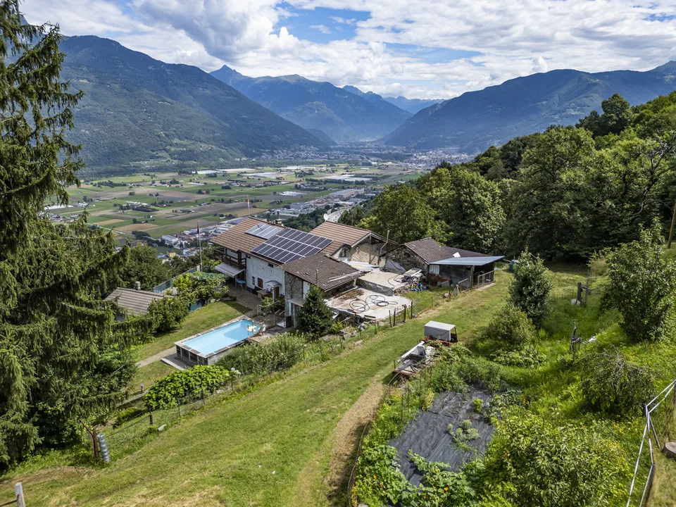 Casa ticinese con 20'000 m di terreno, piscina e rustico
