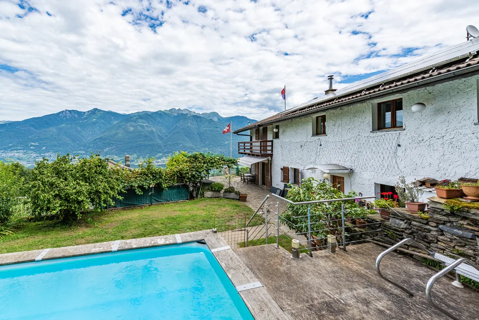 Casa ticinese con 20'000 m di terreno, piscina e rustico