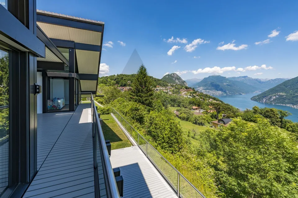 MODERNA VILLA CON TERRENO EDIFICABILE