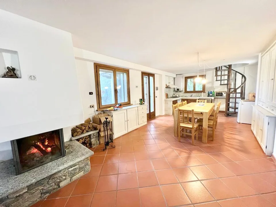 3 rustici ristrutturati in una posizione tranquilla e soleggiata con vista mozzafiato sul Lago Maggiore – foto 6 di 16