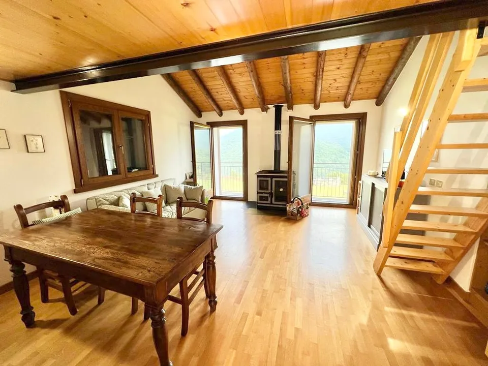 3 rustici ristrutturati in una posizione tranquilla e soleggiata con vista mozzafiato sul Lago Maggiore – foto 12 di 16