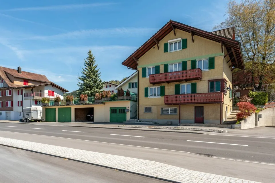 8-Zemmer-Eifamiliehuus met 3-Zemmer Stöckli