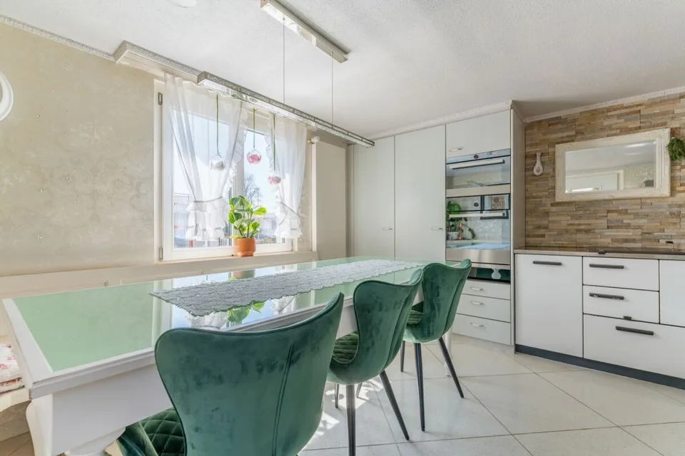 Casa unifamiliare di 8 locali con dependance di 3 locali