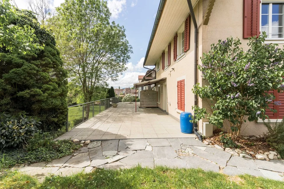 FLÄCHENGROSSES EINFAMILIENHAUS IM DORFZENTRUM