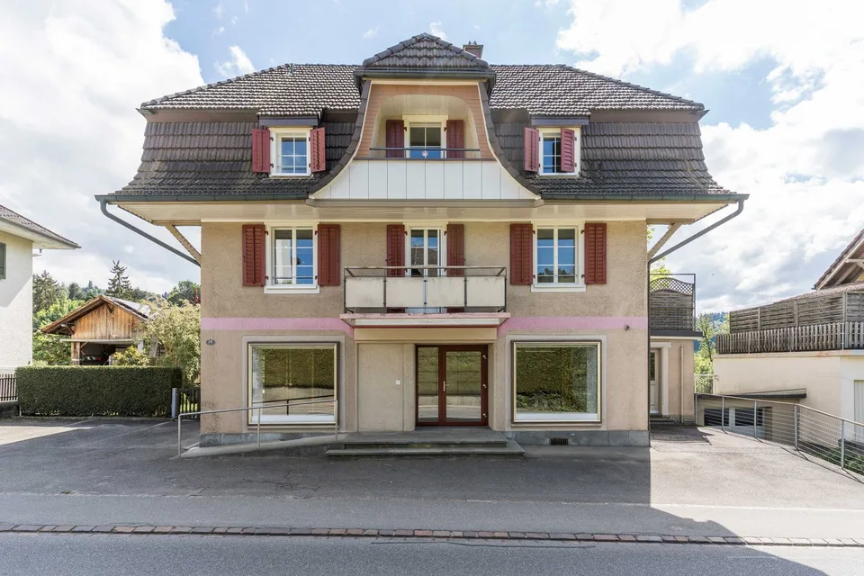 FLÄCHENGROSSES EINFAMILIENHAUS IM DORFZENTRUM