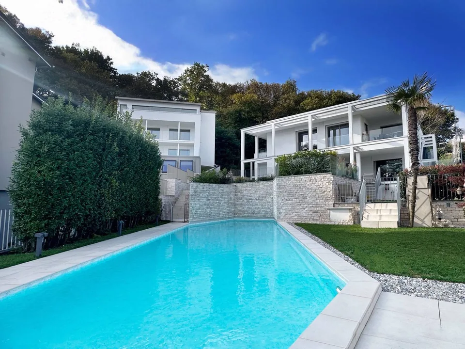 Elegante appartamento 4.5 locali con piscina a Breganzona