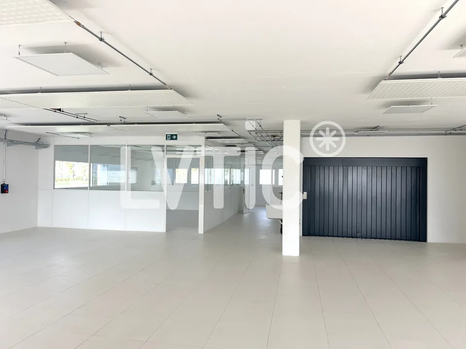 Lokale, Werkstätten, Labore, Büros von 697 m2 zur Miete in Collombey