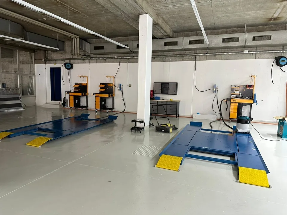 Vollausgestattete Autolackier- & Carrosseriewerkstatt mit 30 Parkplätzen in Uetendorf