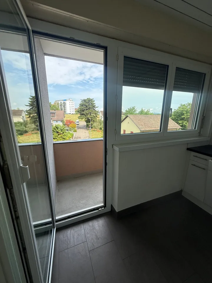 Helle 3.5-Zimmer-Wohnung mit Balkon und toller Aussicht in Rümlang