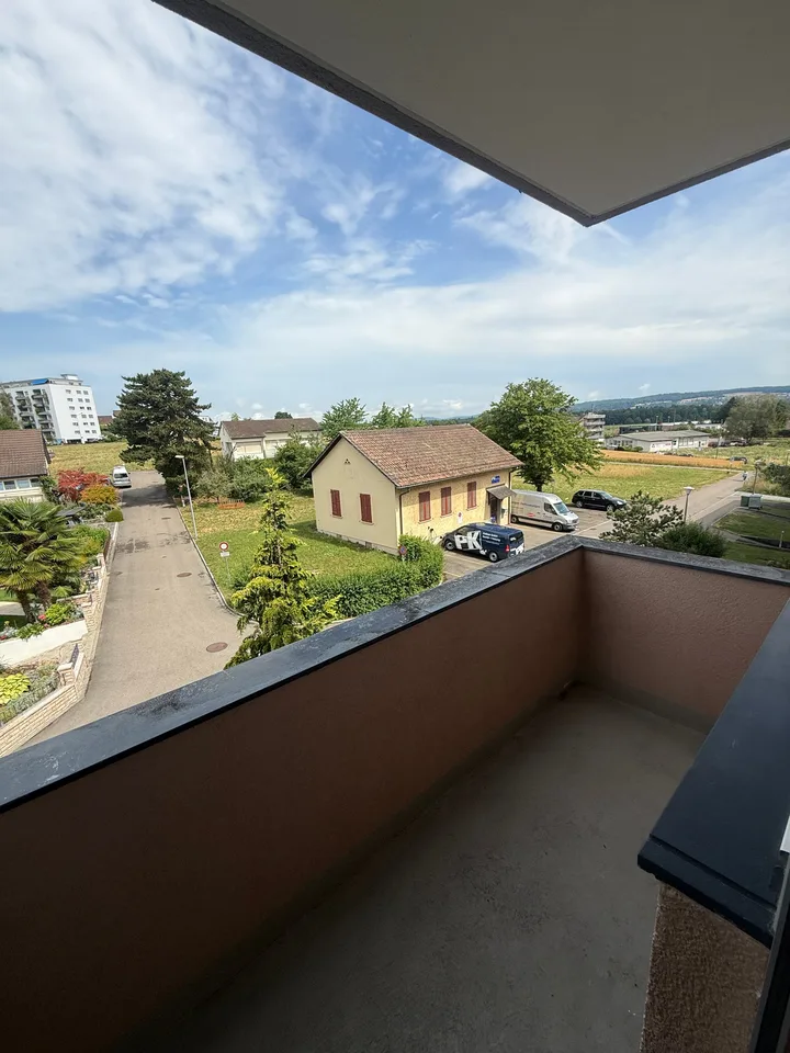 Helle 3.5-Zimmer-Wohnung mit Balkon und toller Aussicht in Rümlang