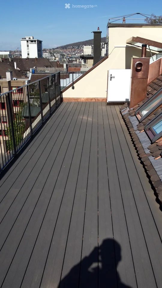 Heimelige Dachwohnung mit privater Dachterrasse im Kreis 3