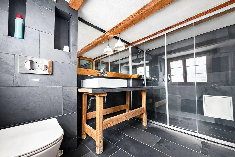 Disponibile temporaneamente: Affascinante casa colonica di 5,5 locali in una posizione tranquilla a Horgen