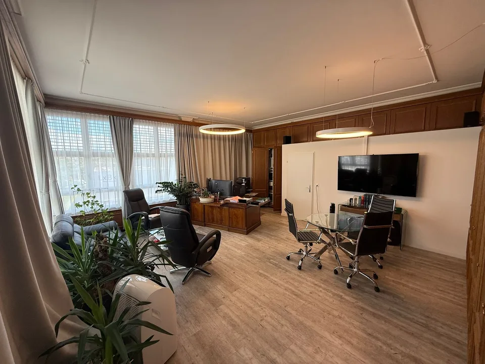 Spazio ufficio luminoso con grande area di ricevimento in posizione attraente a Regensdorf