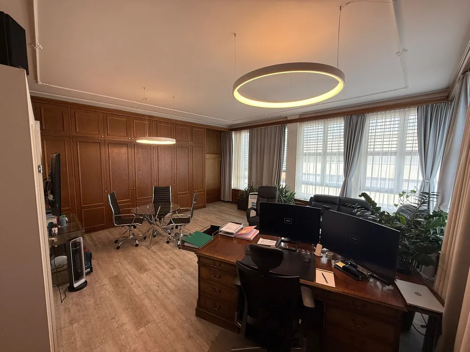 Spazio ufficio luminoso con grande area di ricevimento in posizione attraente a Regensdorf