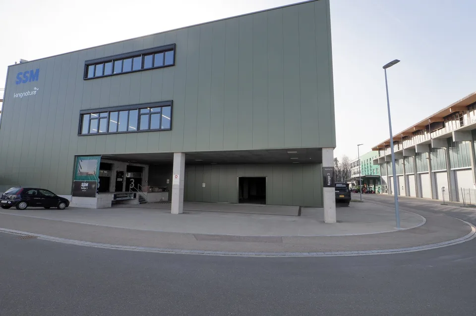 Attraktive neuwertige Gewerbefläche mit Lagerhallen, Büro, Rampe!