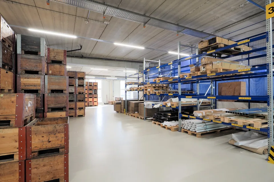 Spazio commerciale attraente nuovo con magazzino, ufficio, e rampa! – foto 15 di 22