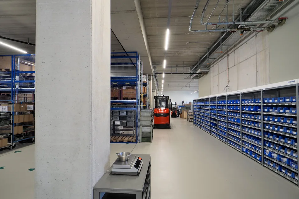 Spazio commerciale attraente nuovo con magazzino, ufficio, e rampa! – foto 12 di 22