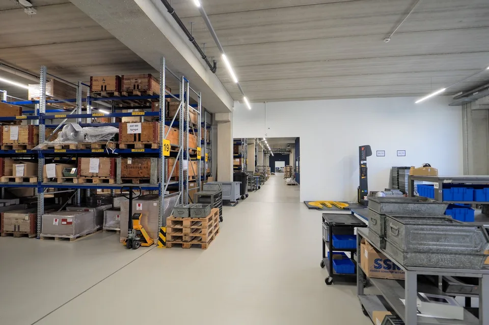 Spazio commerciale attraente nuovo con magazzino, ufficio, e rampa! – foto 13 di 22