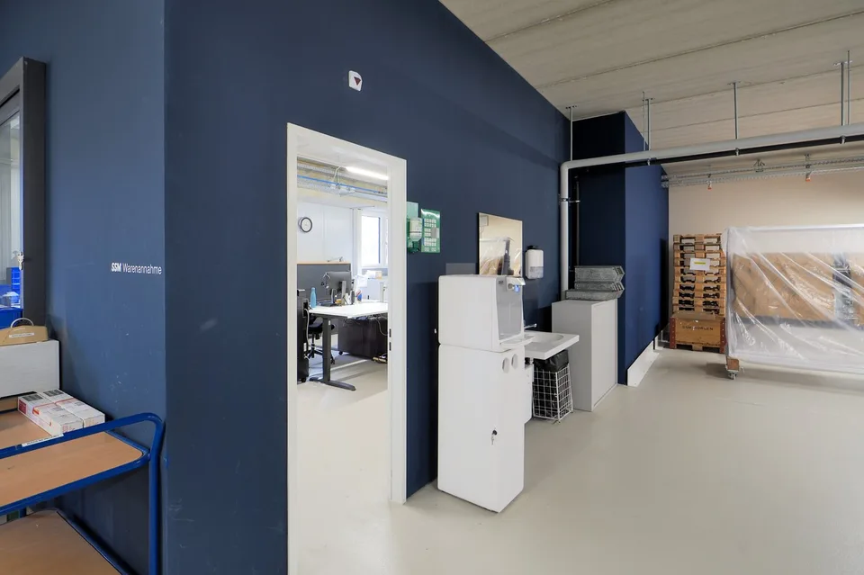 Spazio commerciale attraente nuovo con magazzino, ufficio, e rampa!