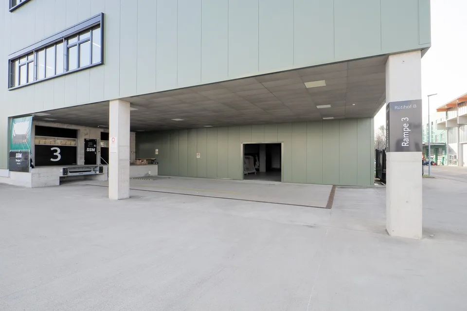 Spazio commerciale attraente nuovo con magazzino, ufficio, e rampa!