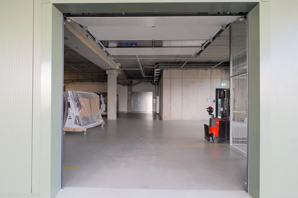 Spazio commerciale attraente nuovo con magazzino, ufficio, e rampa!