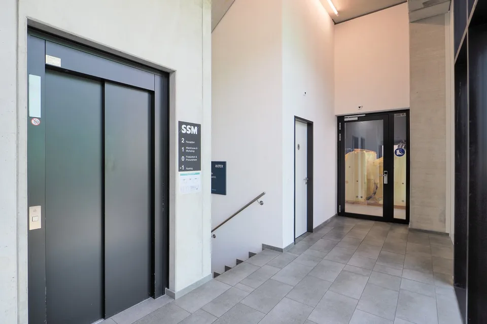 Spazio commerciale attraente nuovo con magazzino, ufficio, e rampa! – foto 18 di 22