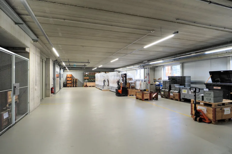 Spazio commerciale attraente nuovo con magazzino, ufficio, e rampa! – foto 8 di 22
