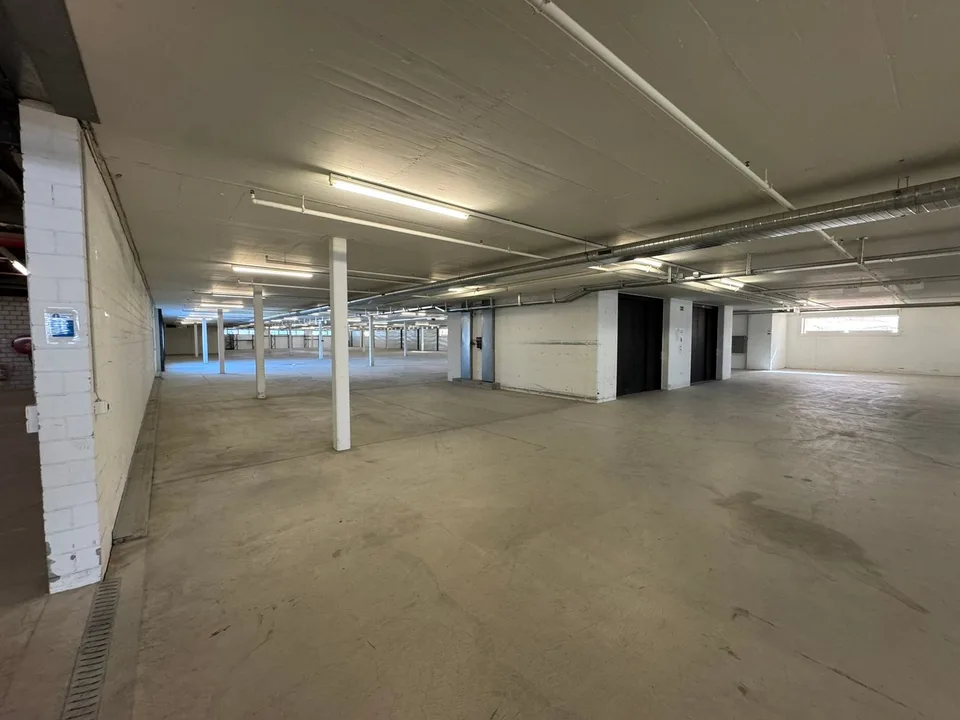 3200m²+ d'espace de stockage à louer dans un excellent emplacement de transport