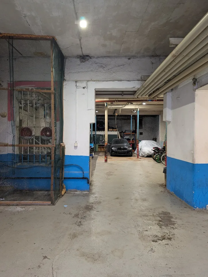 Local commercial / Dépôt au rez-de-chaussée
