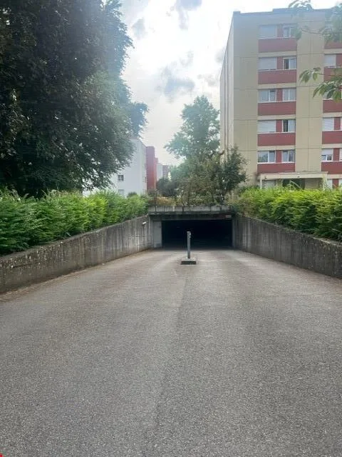 Günstige Einstellhallenplätze in Brügg