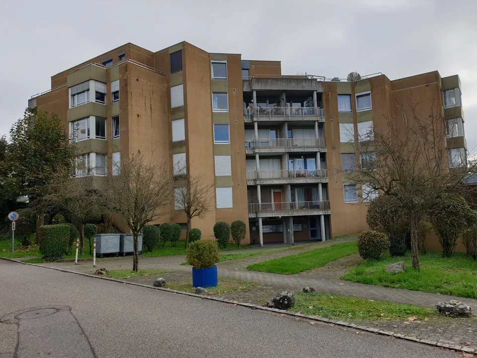 Helle, grosse, 5.5-Zimmerwohnung mit Aussicht