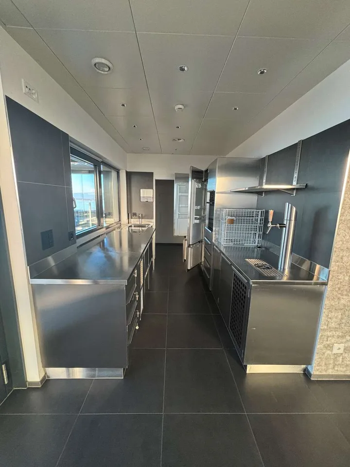 Espace commercial exclusif avec vue panoramique sur le lac – photo 10 sur 12