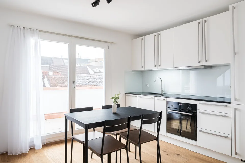 Charming 3.5-Room Apartment with Modern Amenities in Basel's Historic Center