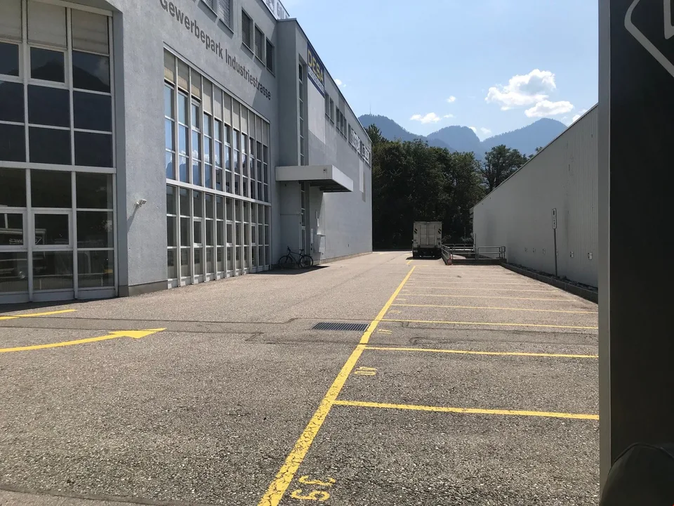 Attrezzatura da ufficio generosa in una posizione di trasporto eccellente