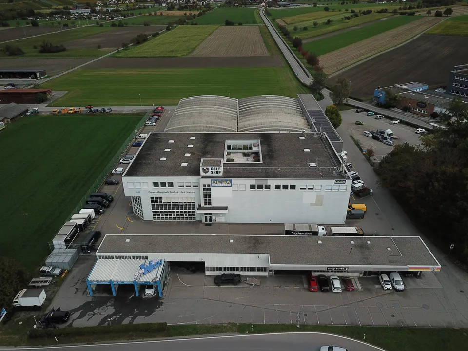 Attrezzatura da ufficio generosa in una posizione di trasporto eccellente