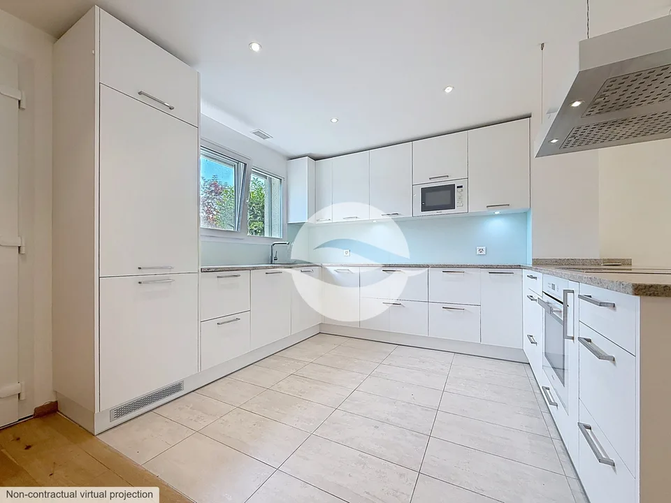Beautiful semi-detached villa with garden