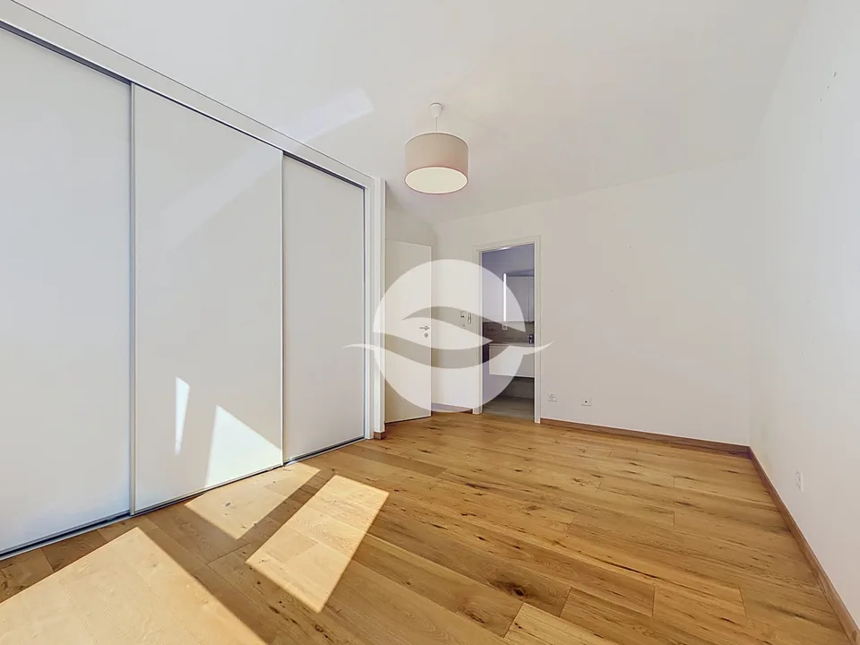 Beautiful semi-detached villa with garden