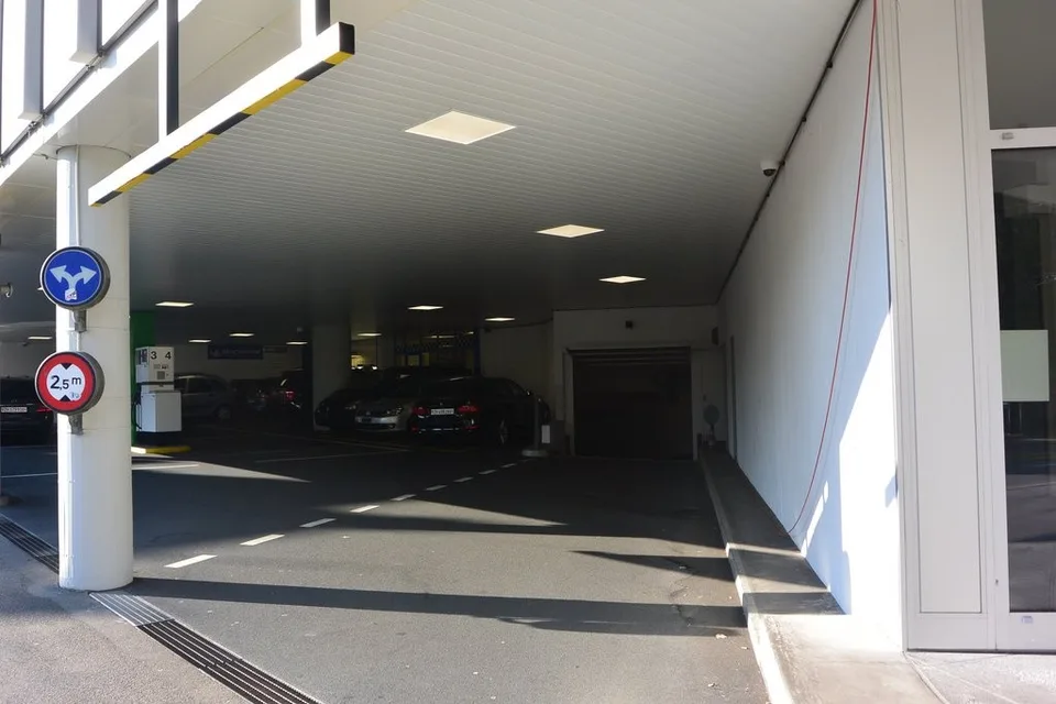 Tiefgarageneinstellplätze unterhalb Tankstelle