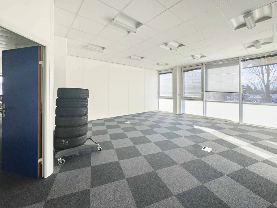 Ufficio di 283 m² al 1° piano di un edificio industriale a Lignon